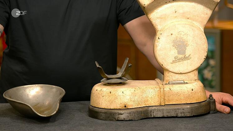 Für die Berkel-Waage aus den 20er- oder 30er-Jahren wollte der Verkäufer 2.500 Euro haben. Das sah Sven Deutschmanek jedoch bei Weitem nicht: "Das halte ich für extremst übertrieben. Eine Waage in diesem Zustand ist gut bezahlt zwischen 150 bis 250 Euro. Dann ist absolut Feierabend."