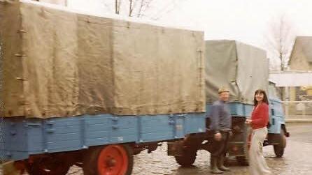 Der Hanomag war ein Arbeitstier mit Kultstatus: Helga Bayer und ihr Vater Fritz Heinrich starten in Sennfeld nach Bad Kissingen. Foto: privat