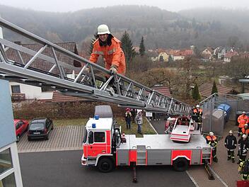 Zusammenarbeit der Wehren: Die Freiwillige Feuerwehr Bad Brückenau brachte ihre Drehleiter zum Einsatz mit. Fotos: Holger Hereth/Roland Müller