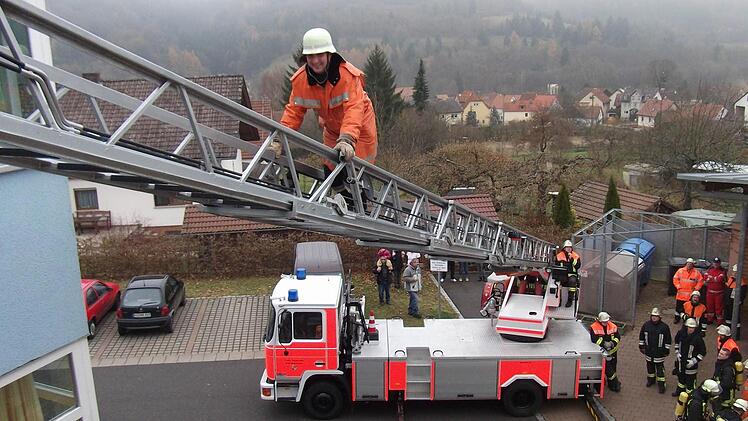 Zusammenarbeit der Wehren: Die Freiwillige Feuerwehr Bad Brückenau brachte ihre Drehleiter zum Einsatz mit. Fotos: Holger Hereth/Roland Müller