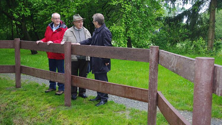 Beim Konzept einer Parkanlage in Verbindung mit dem angrenzenden Spielplatz ging 2011 aus dem landesweiten Wettbewerb "Grüne Begegnungs- und Erlebnis(t)räume Burggrub als Kreissieger hervor. Unter dem Geländer läuft das Wasser für den Wasserspielbereich des Spielplatzes hindurch. Das Bild zeigt (von links) : Vorsitzenden Klaus Birkner, Ehrenmitglied Karl Körner, Bürgermeister Rainer Detsch.