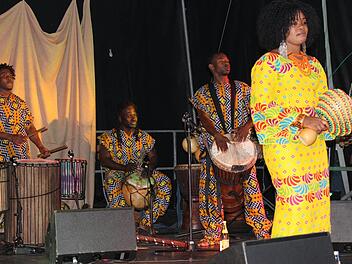 Mama Sanou ist eine Sängerinnen-Ikone der afrikanischen Musik. Fotos: fra-press