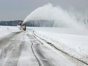 Eine Schneefräse im Einsatz: Kommt der Winter heuer mit voller Macht, wird es weiße Weihnachten geben oder liefert er nur eisglatte Pisten und hässlichen Wasserschnee? Das Foto entstand auf der Straße zwischen Oberlangheim und Vierzehnheiligen. Archivbild: Matthias Einwag