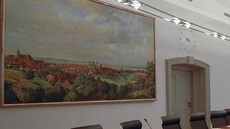 Seit Jahren Stein des Anstoßes im Großen Sitzungssaal im Rathaus Maxplatz: Sollen die 1937 im Auftrag gefertigten Stadtansichten von Fritz Bayerlein abgehängt werden?  Foto: p.