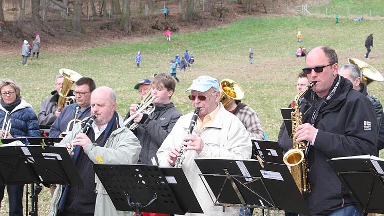 Der Musikverein Weiher-Mangersreuth gab ein Standkonzert. Foto: Sonja Adam