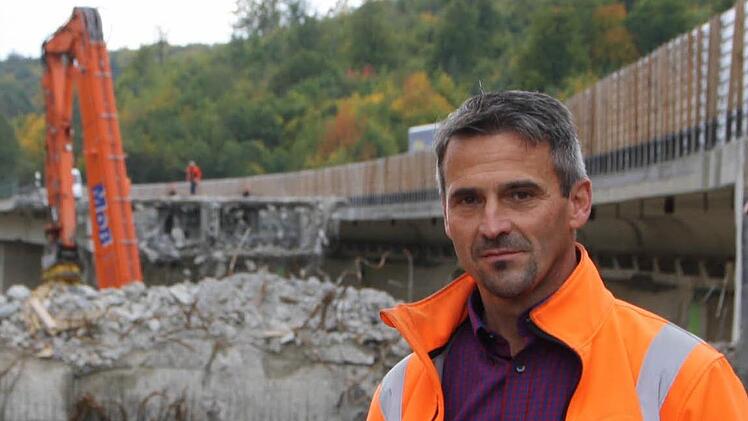Hartmut Metz von der Autobahndirektion Nordbayern ist für die Brücken entlang der A 7 zuständig. Beim Ersatzneubau der Klöffelsberg-Brücke (im Bild) gibt es durch den Unfall keine Verzögerung. Foto: Ralf Ruppert