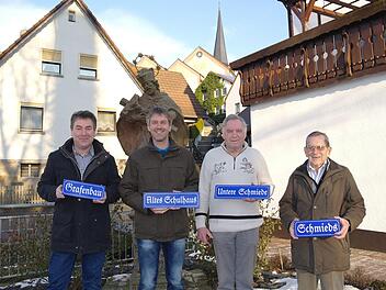 Matthias Elm, Bürgermeister Jochen Vogel, Alfred Stumpf und Helmuth Möller halten nun die Hausnamenschilder in Händen. Foto: Stephanie Elm