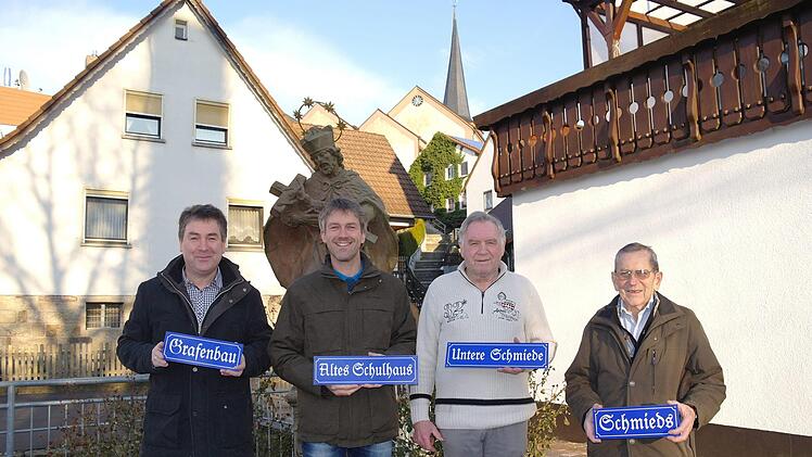 Matthias Elm, Bürgermeister Jochen Vogel, Alfred Stumpf und Helmuth Möller halten nun die Hausnamenschilder in Händen. Foto: Stephanie Elm