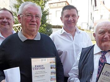 Bei der Ehrung (von links): Zweiter Vorsitzender Stephan Schaffner, Robert Amon (40 Jahre), Vorsitzender Günter Hofmann und Hans Dennerlein (70 Jahre)  Foto: Heidi Amon