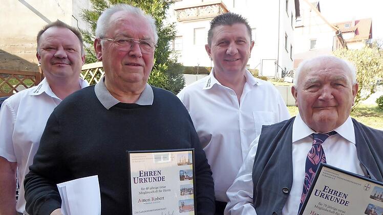 Bei der Ehrung (von links): Zweiter Vorsitzender Stephan Schaffner, Robert Amon (40 Jahre), Vorsitzender Günter Hofmann und Hans Dennerlein (70 Jahre)  Foto: Heidi Amon