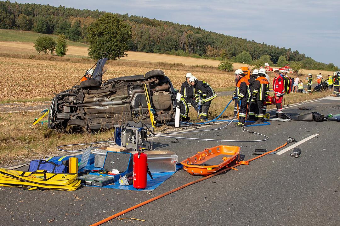 Nach Frontalcrash mit drei Autos: Ein Fahrzeug landet im Maisfeld