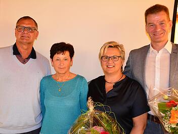 Die neue DJK-Vorsitzende Anita Hofmann (2.v.l.) mit dem neu gew&auml;hlten Schatzmeister G&uuml;nter Theo Kiesel (links) und seiner Stellvertreterin Maria Kiesel. Der bisherige Vorsitzende Michael Rendl gratuliert den Gew&auml;hlten. Foto: Arthur Stollberger