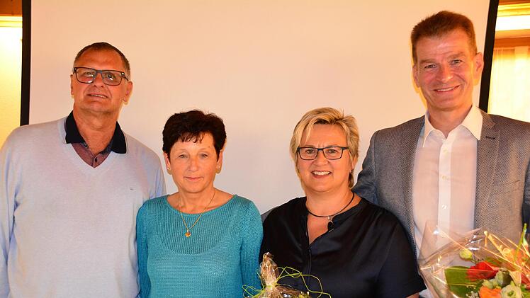 Die neue DJK-Vorsitzende Anita Hofmann (2.v.l.) mit dem neu gew&auml;hlten Schatzmeister G&uuml;nter Theo Kiesel (links) und seiner Stellvertreterin Maria Kiesel. Der bisherige Vorsitzende Michael Rendl gratuliert den Gew&auml;hlten. Foto: Arthur Stollberger
