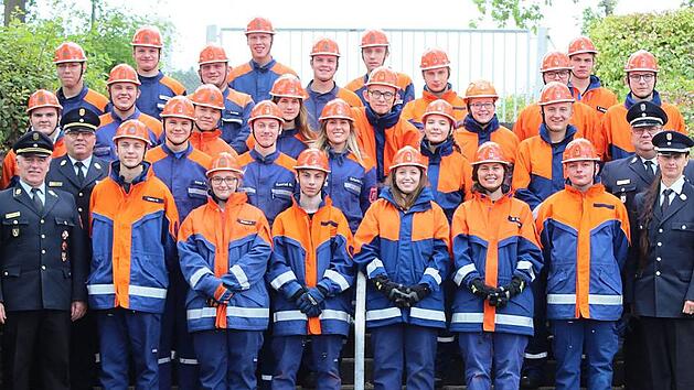 Die erfolgreichen Pr&uuml;flinge mit (von links) Kreisbrandrat Joachim Ranzenberger, Kreisbrandinspektor Matthias Schuhb&auml;ck, Kreisjugendfeuerwehrwart Dirk Raupach sowie die Abnahmeberechtigte Daniela Wagner Foto: Feuerwehr