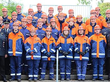 Die erfolgreichen Pr&uuml;flinge mit (von links) Kreisbrandrat Joachim Ranzenberger, Kreisbrandinspektor Matthias Schuhb&auml;ck, Kreisjugendfeuerwehrwart Dirk Raupach sowie die Abnahmeberechtigte Daniela Wagner Foto: Feuerwehr