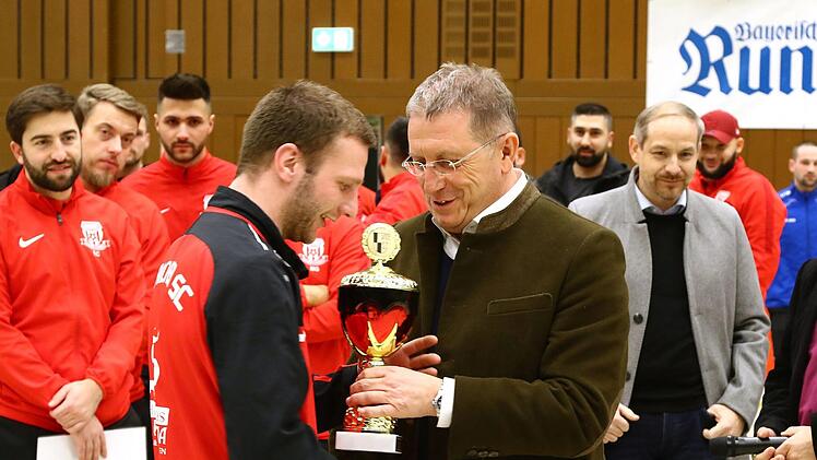 OB Henry Schramm überreicht Dominik Oppelt vom BSC den Fairnesspokal. Foto: Monika Limmer