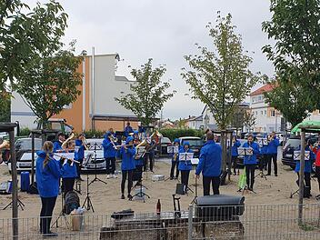 An vier verschiedenen Stellen im Ort spielten die Adelsdorfer Musikanten auf, hier im Neubaugebiet Seeside.  Fotos: Johanna Blum