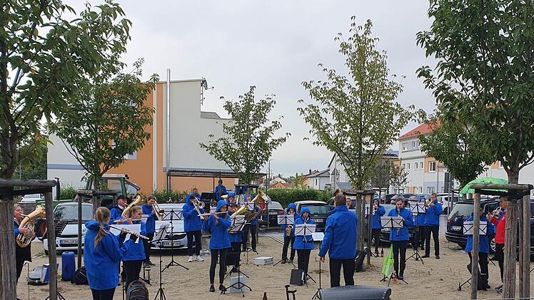 An vier verschiedenen Stellen im Ort spielten die Adelsdorfer Musikanten auf, hier im Neubaugebiet Seeside.  Fotos: Johanna Blum