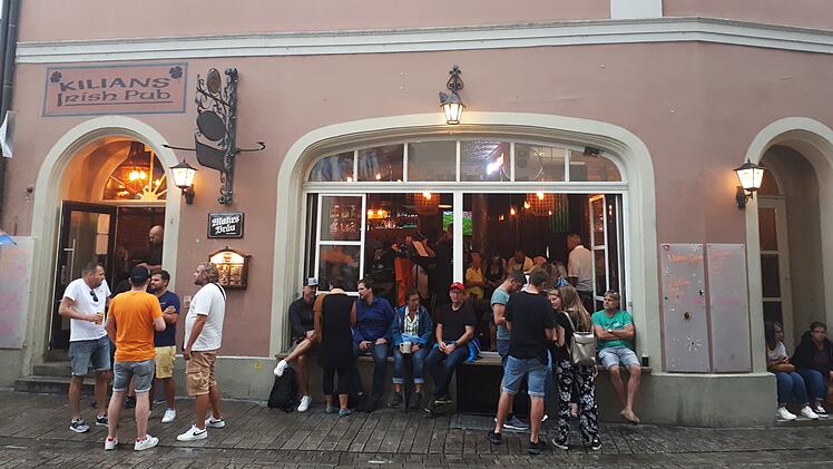 Bamberg: Beliebter Pub "Kilians" überrascht bei Sandkerwa-Premiere - "weniger Besucher als sonst"