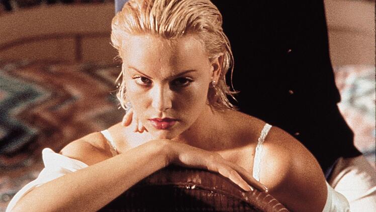 In dem Neo-Noir-Krimi spielte Charlize Theron ihre erste große Rolle. Es war ihr Durchbruch in Hollywood.