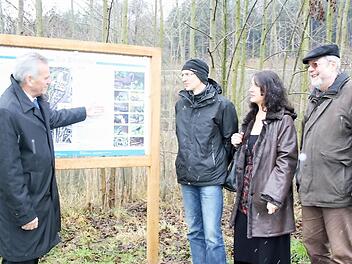 Die Biber-Infotafel gibt Auskunft über das Tier. Im Bild (von links): Landrat Oswald Marr, Engelbert Singhartinger von der Unteren Naturschutzbehörde sowie  die Biberbeauftragten  Christine Zeit und Karl-Heinz Selk.  Foto: Veronika Schadeck