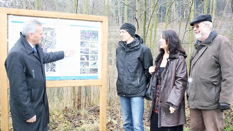Die Biber-Infotafel gibt Auskunft über das Tier. Im Bild (von links): Landrat Oswald Marr, Engelbert Singhartinger von der Unteren Naturschutzbehörde sowie  die Biberbeauftragten  Christine Zeit und Karl-Heinz Selk.  Foto: Veronika Schadeck