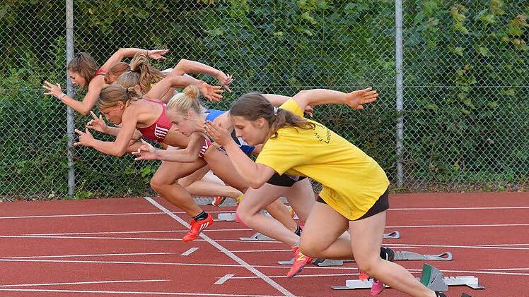 Im gemischten Sprint-Wettbewerb der Mädchen und Frauen ging es nicht nur am Start richtig eng zu.