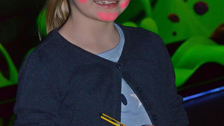 Die neunjährige Leyla schreibt jeden Schlag mit, damit am Ende jeder weiß wer gewonnen hat Foto: Nikolas Pelke