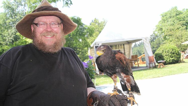 Falkner Beppo Popp hat eigens einen amerikanischen Harishawk mitgenommen. Denn diese Raubvogelart kann Hitze besonders gut aushalten. Foto: Sonja Adam