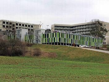 Der Neubau geht weiter voran. Doch was passiert mit dem Helmut-G.-Walther Klinikum? Bis Mitte 2018 dient das Gebäude noch als funktionsfähiges Klinikum. Was danach damit passieren soll, ist noch nicht ganz klar. Erste Konzepte zeichnen sich jedoch bereits ab. Foto: Lisa Kieslinger