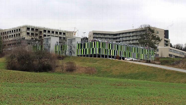 Der Neubau geht weiter voran. Doch was passiert mit dem Helmut-G.-Walther Klinikum? Bis Mitte 2018 dient das Gebäude noch als funktionsfähiges Klinikum. Was danach damit passieren soll, ist noch nicht ganz klar. Erste Konzepte zeichnen sich jedoch bereits ab. Foto: Lisa Kieslinger