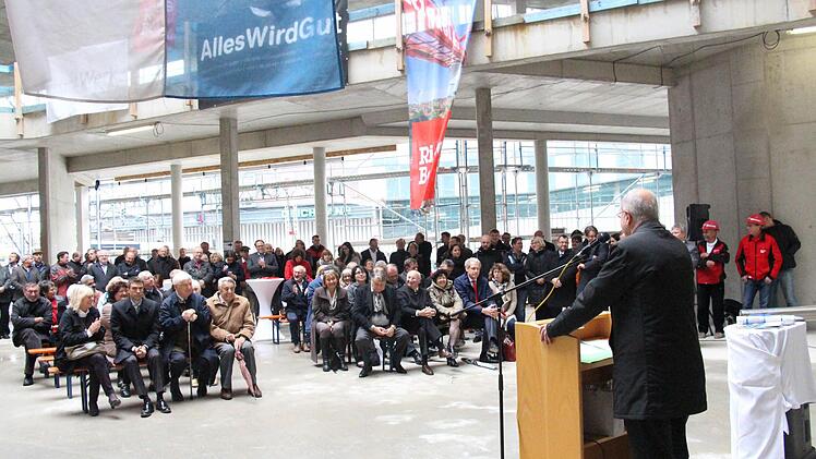 Das Atrium im Neubau des Landratsamts Erlangen-Höchstadt machte beim Richtfest Eindruck. Rund 40 Millionen Euro soll der Bau kosten. Foto: Christian Bauriedel