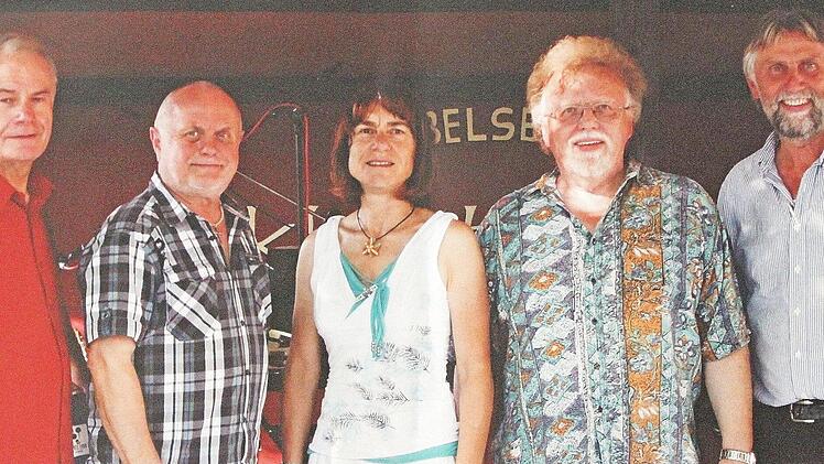 In dieser Besetzung sind "the old fashioneds" bis heute zu hören und feiern ihr 50. Jubiläum; von links Rainer Kandler, Franz Rödelmaier, Christine und Arno Stretz sowie Roland Jäger.  Repros: Günther Geiling