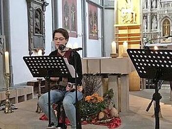 Martin (links) und Franziska Eck sowie Markus Lenhardt beim Konzert in der Ha&szlig;furter Ritterkapelle Foto: pr