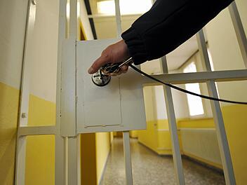 Die Gefängnistür schließt sich. Der sogenannte "Holländer”, der auch an die Neustadter Jugendlichen Drogen lieferte, ist am Dienstag vom Landgericht Coburg zu einer Freiheitsstrafe von neun Jahren und sechs Monaten verurteilt worden. Symbolfoto: Uwe Zucci/dpa