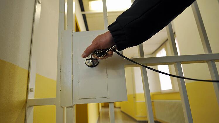 Die Gefängnistür schließt sich. Der sogenannte "Holländer”, der auch an die Neustadter Jugendlichen Drogen lieferte, ist am Dienstag vom Landgericht Coburg zu einer Freiheitsstrafe von neun Jahren und sechs Monaten verurteilt worden. Symbolfoto: Uwe Zucci/dpa