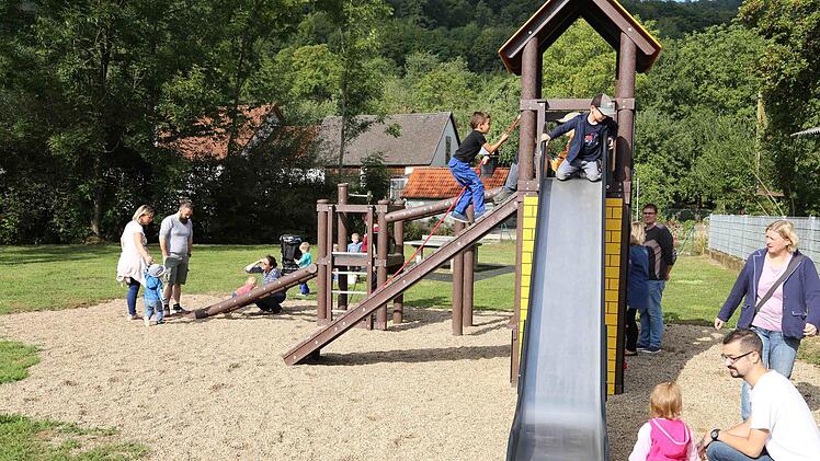 Der Spielplatz in Leutenbach wurde auf Vordermann gebracht.  Foto: Franz Galster