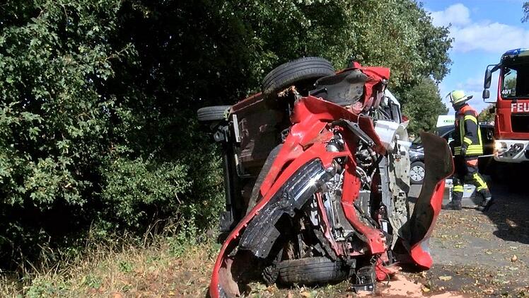 Im Landkreis W&uuml;rzburg kam es zu einem Verkehrsunfall: Eine 55-J&auml;hrige wurde in ihrem Wagen eingeklemmt. Foto: News5/DESK