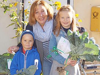 Vorsitzende Helga Schütz bestärkte die beim Kinderwettbewerb des Gartenbauvereins Roßstadt erfolgreichen Louisa Schmitt und Jakob Böllner in ihrer Tätigkeit als Nachwuchsgärtner. Foto: Melanie Schwinn