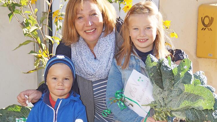 Vorsitzende Helga Schütz bestärkte die beim Kinderwettbewerb des Gartenbauvereins Roßstadt erfolgreichen Louisa Schmitt und Jakob Böllner in ihrer Tätigkeit als Nachwuchsgärtner. Foto: Melanie Schwinn
