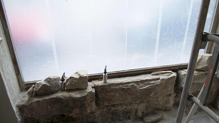 Der Schaufenstersims aus Sandstein war nicht mehr zu retten  und wurde ersetzt. Foto: Alexander Mohr