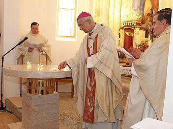 Erzbischof Ludwig Schick segnet den Altar. Foto: Elke Pieger