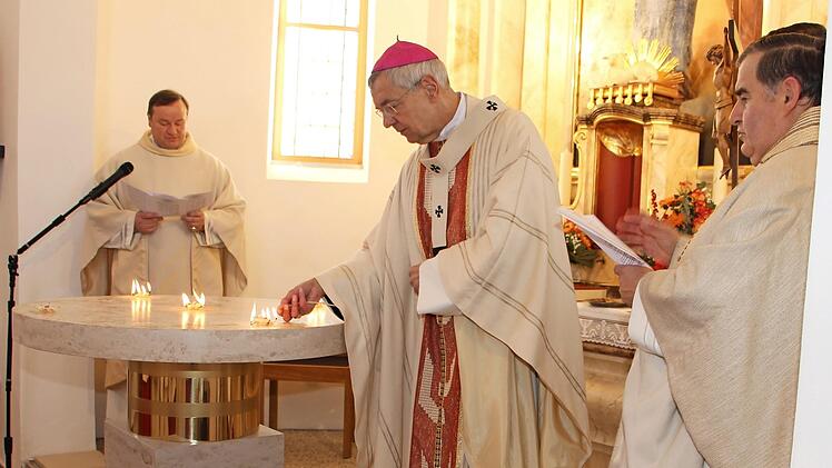 Erzbischof Ludwig Schick segnet den Altar. Foto: Elke Pieger