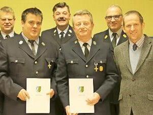 Ehrungen bei der Feuerwehr Grattstadt (von links): Bürgermeister Tobias Ehrlicher, KBM Detlef Schoder, Detlef Meyer, Kommandant Harald Hager, Michael Bachmann, KBI Stefan Püls, Rainer Mattern, KBR Manfred Lorenz  Foto: Michael Stelzner