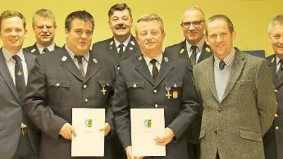 Ehrungen bei der Feuerwehr Grattstadt (von links): Bürgermeister Tobias Ehrlicher, KBM Detlef Schoder, Detlef Meyer, Kommandant Harald Hager, Michael Bachmann, KBI Stefan Püls, Rainer Mattern, KBR Manfred Lorenz  Foto: Michael Stelzner