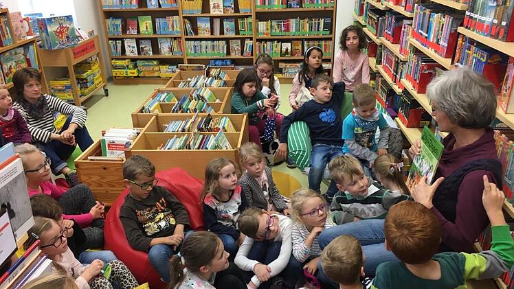 Beim Vorlesen h&ouml;rten alle gespannt zu.  Foto: Veronika Kaiser