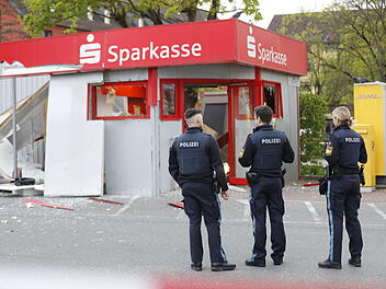 Geldautomaten in Fürth gesprengt: Sparkassen-Gebäude völlig zerstört