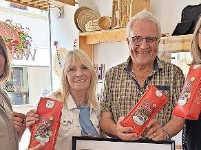 Unser Foto zeigt, von links, Martina Kirchner (Weltladen Bad Brückenau), Steffi Eiter (Festkomitee 500 Jahre Wildflecken), Gerd Kirchner (Steuerungsgruppe „Fair Trade“ des Landkreises) sowie Annette Raab (Eine-Welt-Gruppe Oberer Sinngrund).
