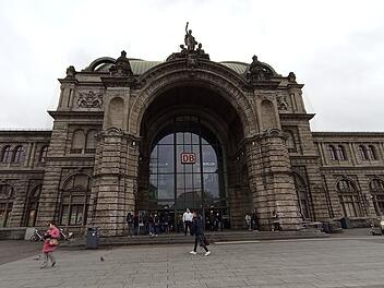 Nürnberg erlässt Waffenverbotszone um Hauptbahnhof: "Waffen und Messer haben dort nichts zu suchen"