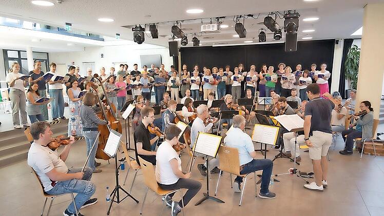 Chor und Orchester proben intensiv für John Rutters „Magnificat“.